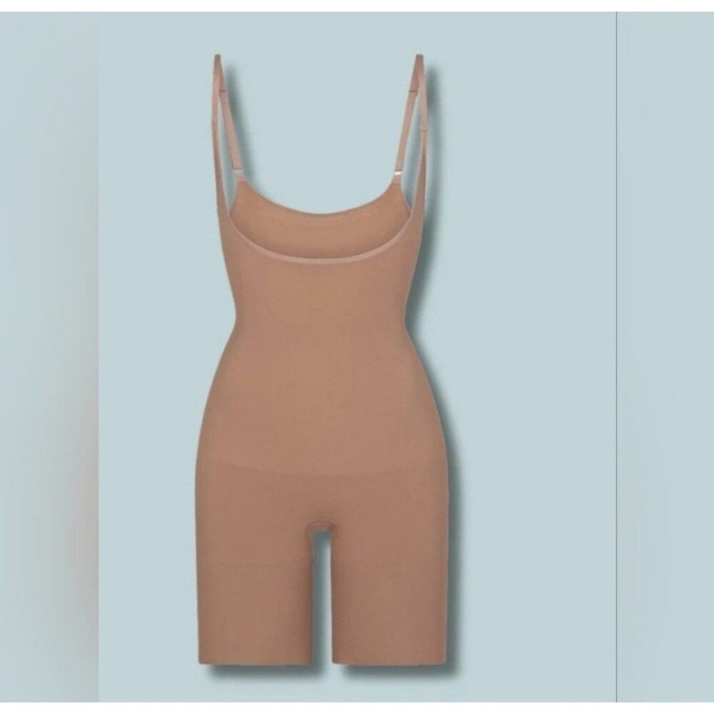 NWOT SKIMS SEAMLESS SCULPT BUTT ENHANCING OPEN BUST BODYSUIT medium